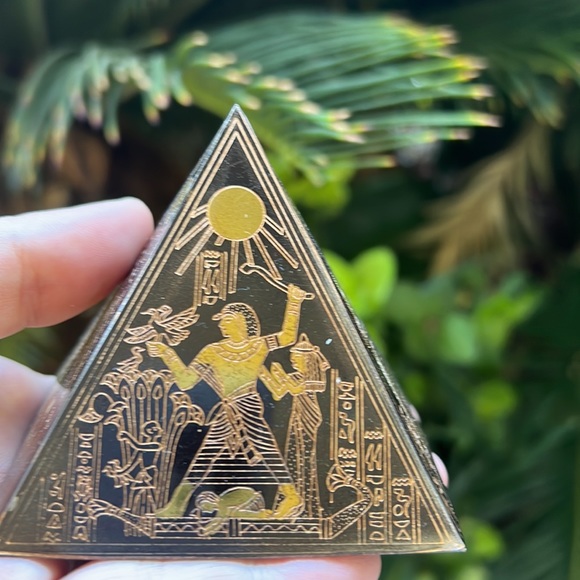 Vintage Three Egyptian Etched Brass Pyramids - Picture 15 of 16